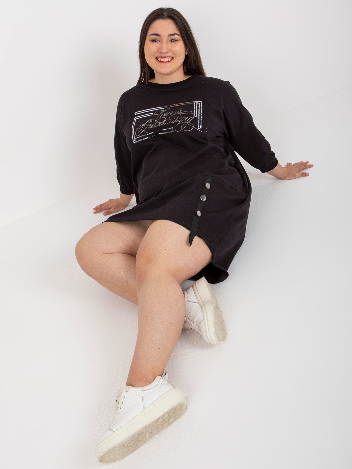 Černé šaty velikosti plus s kamínkovou aplikací