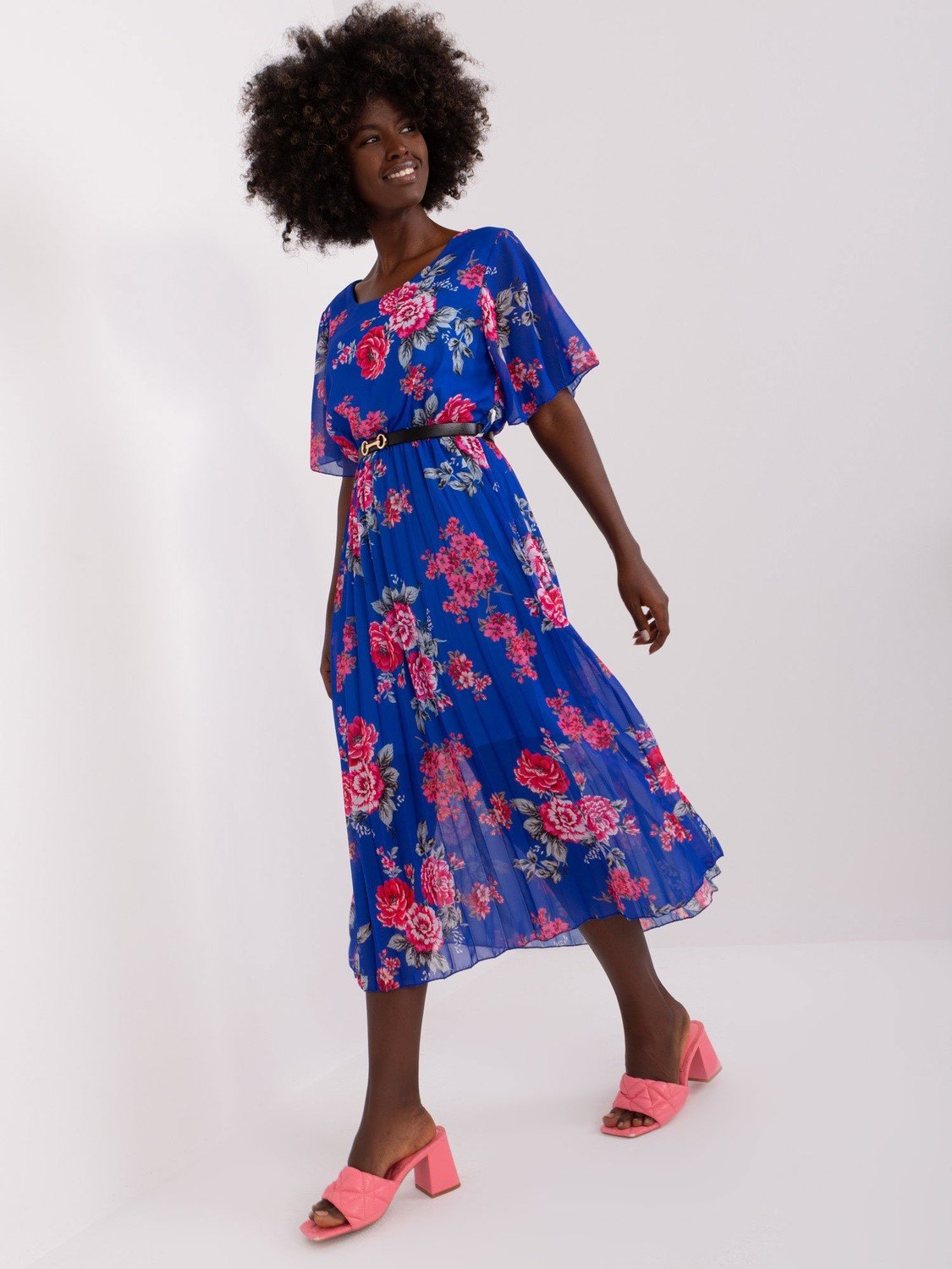 Kobaltově modré květované plisované šaty