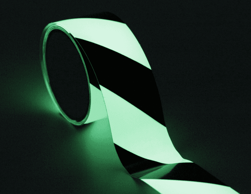 Výstražná šrafovaná páska - černobílá fotoluminiscenční - 50 mm x 10 m - Kód: 15780