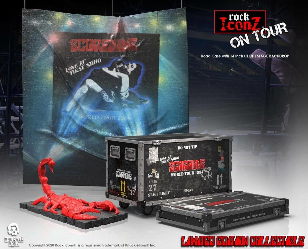 dekorace Scorpions - Rock Ikonz On Tour World Tour 1984 Road Case Statue + Stage Backdrop - KNUCKLEBONZ