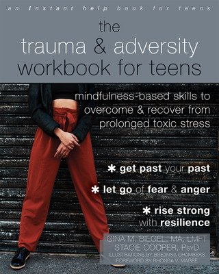 The Trauma and Adversity Workbook for Teens: Mindfulness-Based Skills to Overcome and Recover from Prolonged Toxic Stress (Biegel Gina M.)(Paperback)