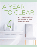 A Year to Clear: A Daily Guide to Creating Spaciousness in Your Home and Heart (Vogt Stephanie Bennett)(Paperback)