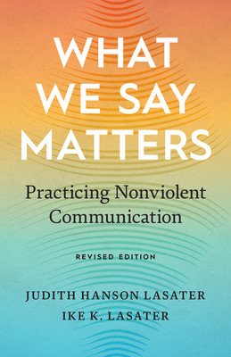 What We Say Matters: Practicing Nonviolent Communication (Lasater Judith Hanson)(Paperback)