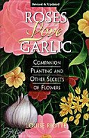 Roses Love Garlic: Companion Planting and Other Secrets of Flowers (Riotte Louise)(Paperback)