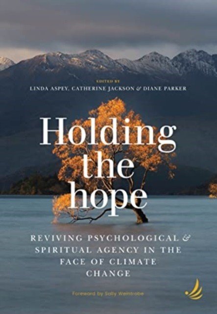 Holding the Hope - Reviving psychological and spiritual agency in the face of climate change(Paperback / softback)