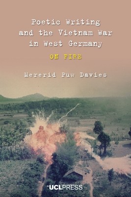 Poetic Writing and the Vietnam War in West Germany: On fire (Davies Mererid Puw)(Paperback)