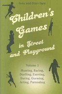 Children's Games in Street and Playground - Volume 2: Hunting, Racing, Duelling, Exerting, Daring, Guessing, Acting, Pretending (Opie Iona)(Paperback / softback)