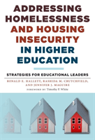 Addressing Homelessness and Housing Insecurity in Higher Education: Strategies for Educational Leaders (Hallett Ronald E.)(Paperback)