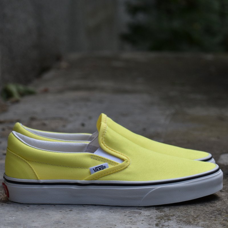 Vans UA Classic Slip-On (NEON) LEMON TONIC/TR WHT Dámské boty EU 42 VN0A4U38WT71