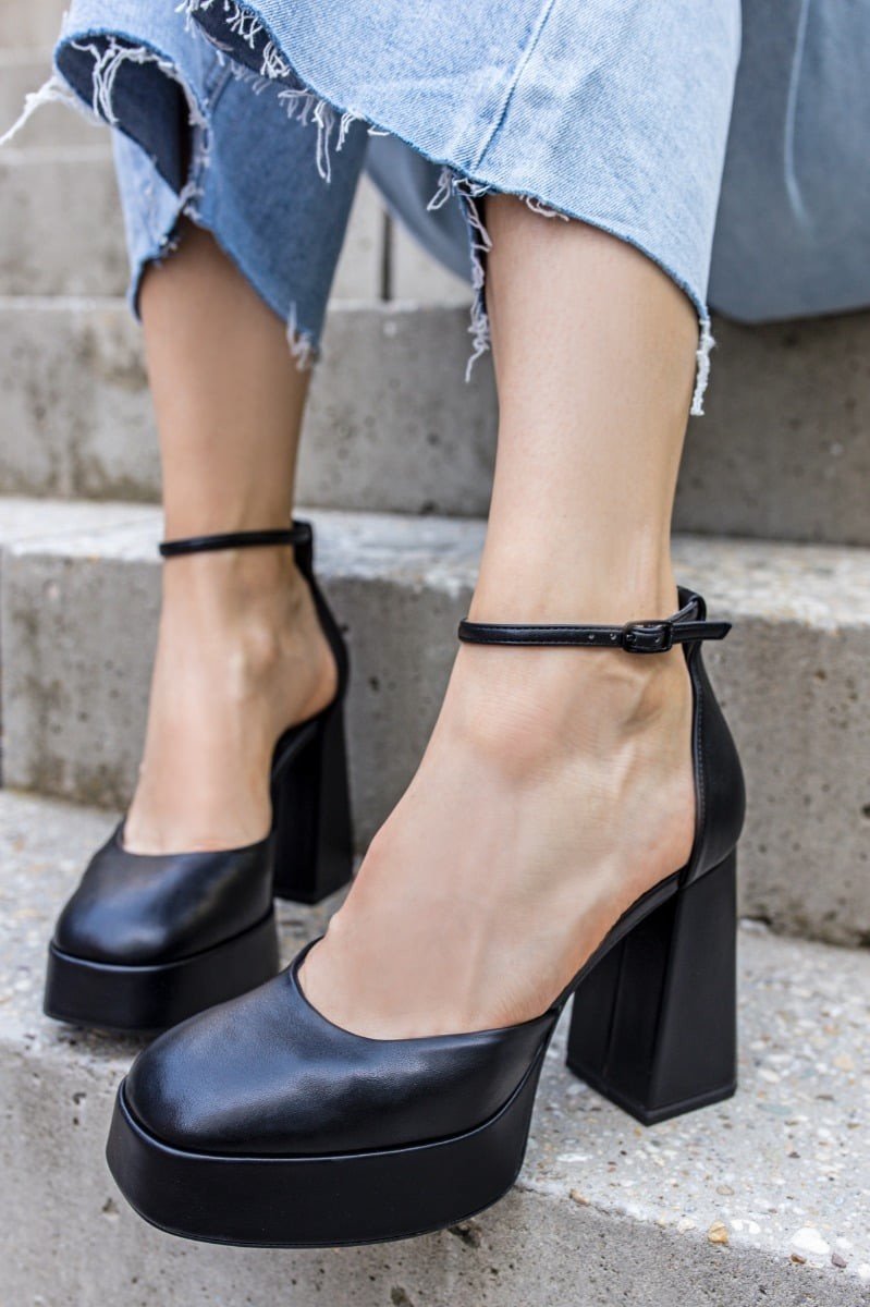 Černé lodičky na hrubém podpatku 1-24419