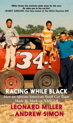 Racing While Black: How an African-American Stock Car Team Made Its Mark on NASCAR (Miller Leonard T.)(Paperback)