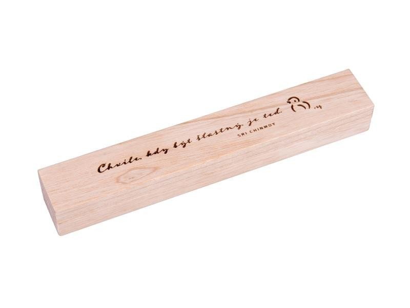 Dřevěná krabička na propisku "Chvíle, kdy být šťastný" - Sri Chinmoy
