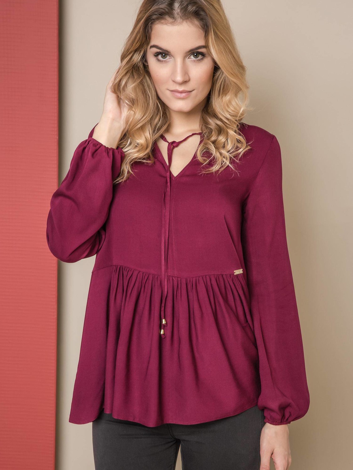Blouse ONE with a wide frill burgundy