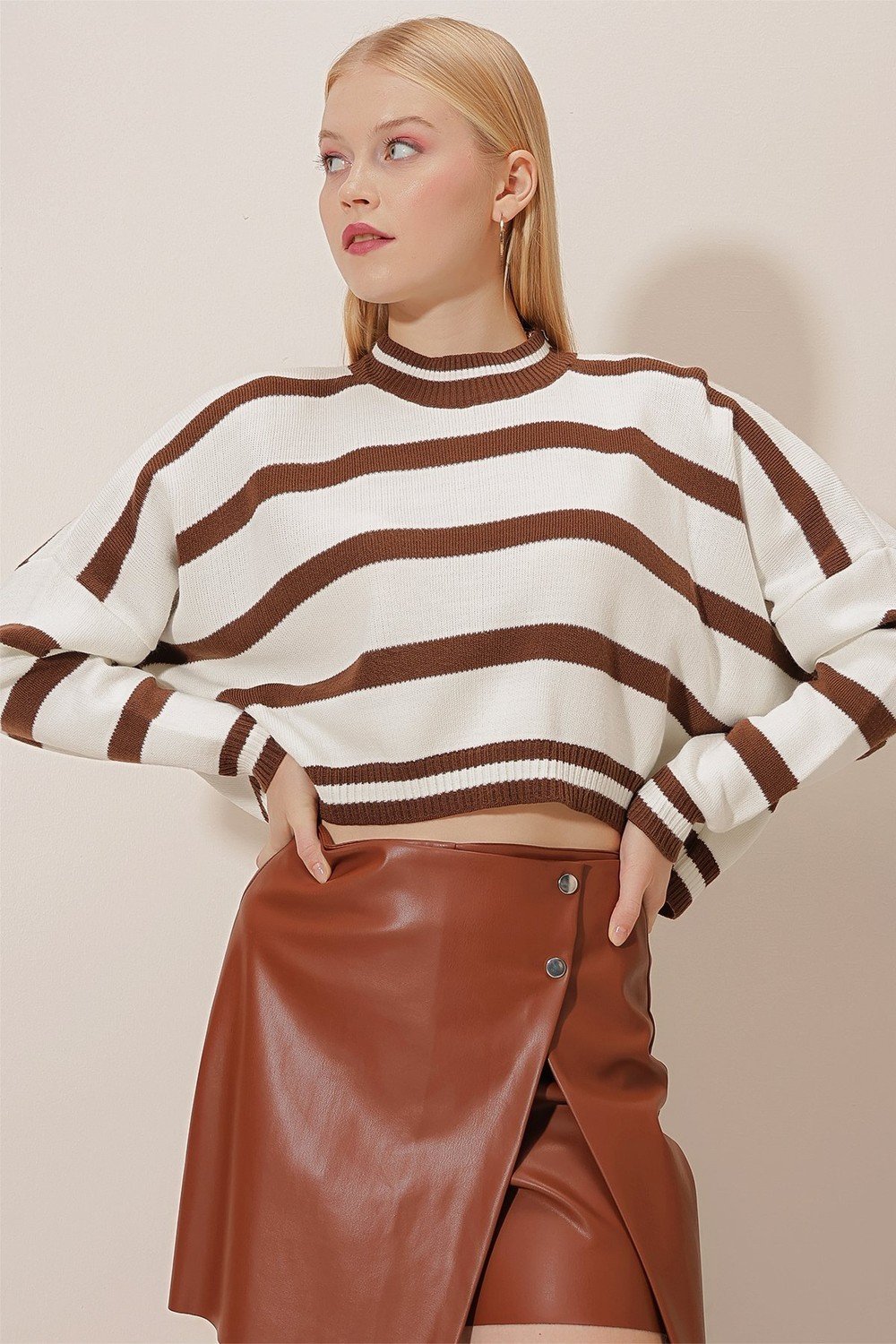 HAKKE Striped Bagel Collar Knitwear Crop Sweater