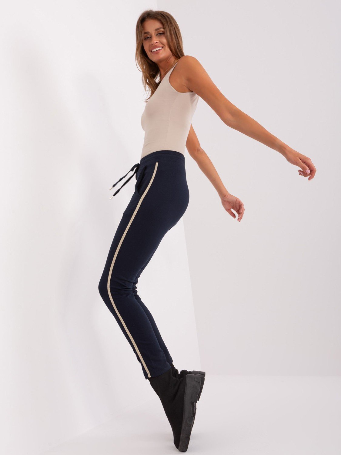 Dámské tmavě modré tepláky se zavazováním