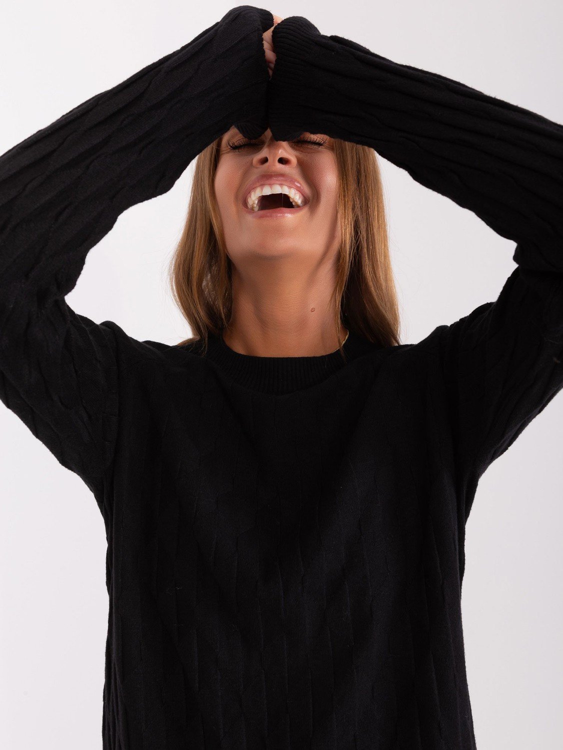 Černý dámský klasický svetr s manžetami