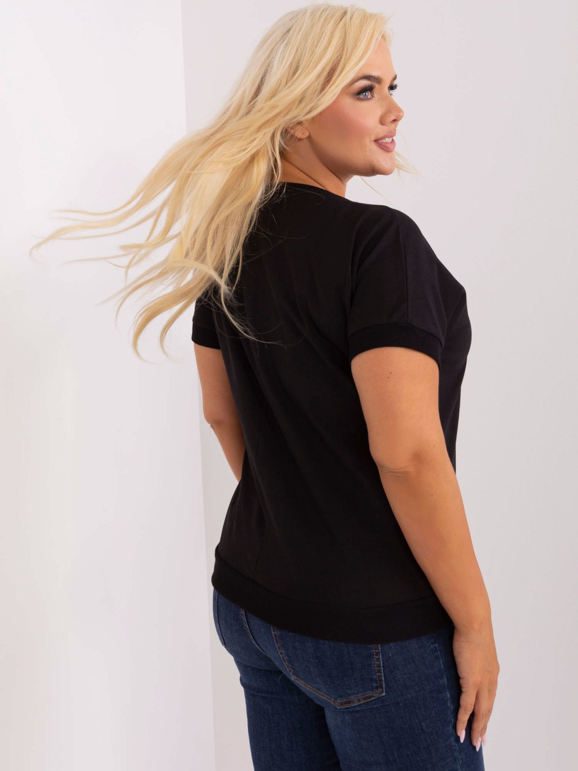 Černá nadměrná halenka s kulatým výstřihem