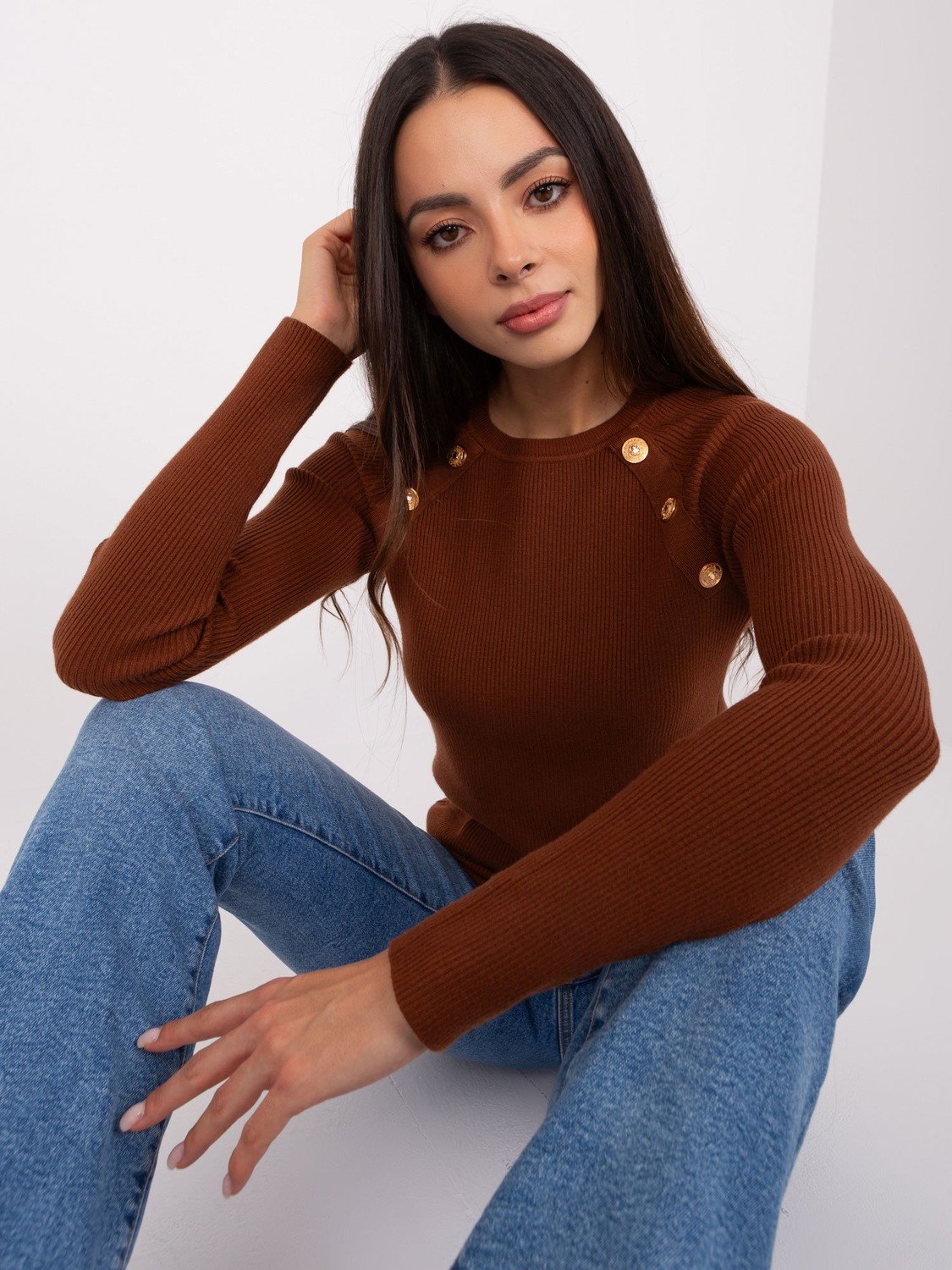 Tmavě hnědý vypasovaný klasický pruhovaný svetr