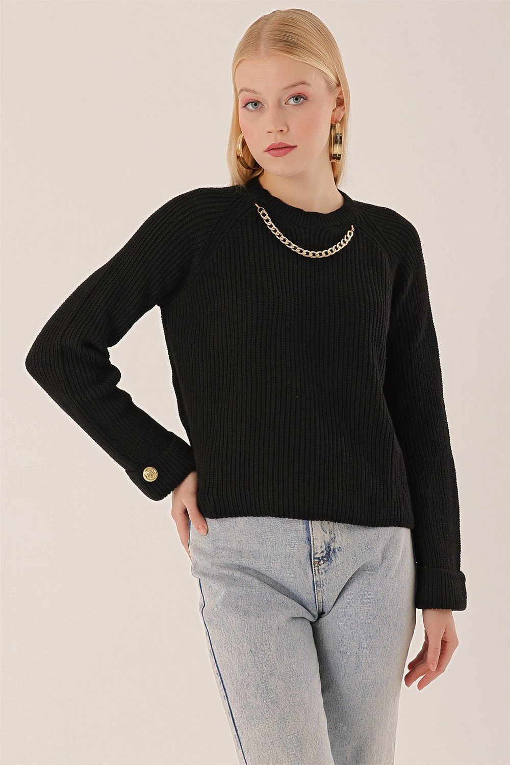 HAKKE Knit sweater with a button-down collar with chain detail.