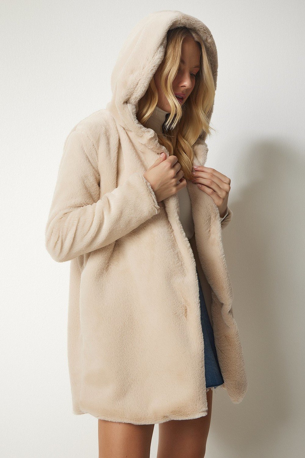 Happiness İstanbul Women's Beige Hooded Oversized Shearling Plush Coat