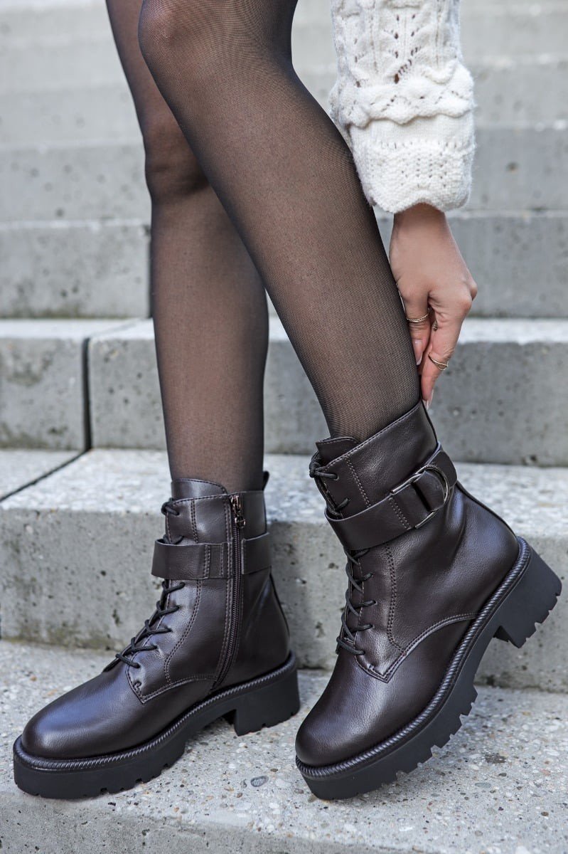 Tmavě hnědé šněrovací kotníkové boty 1-26229