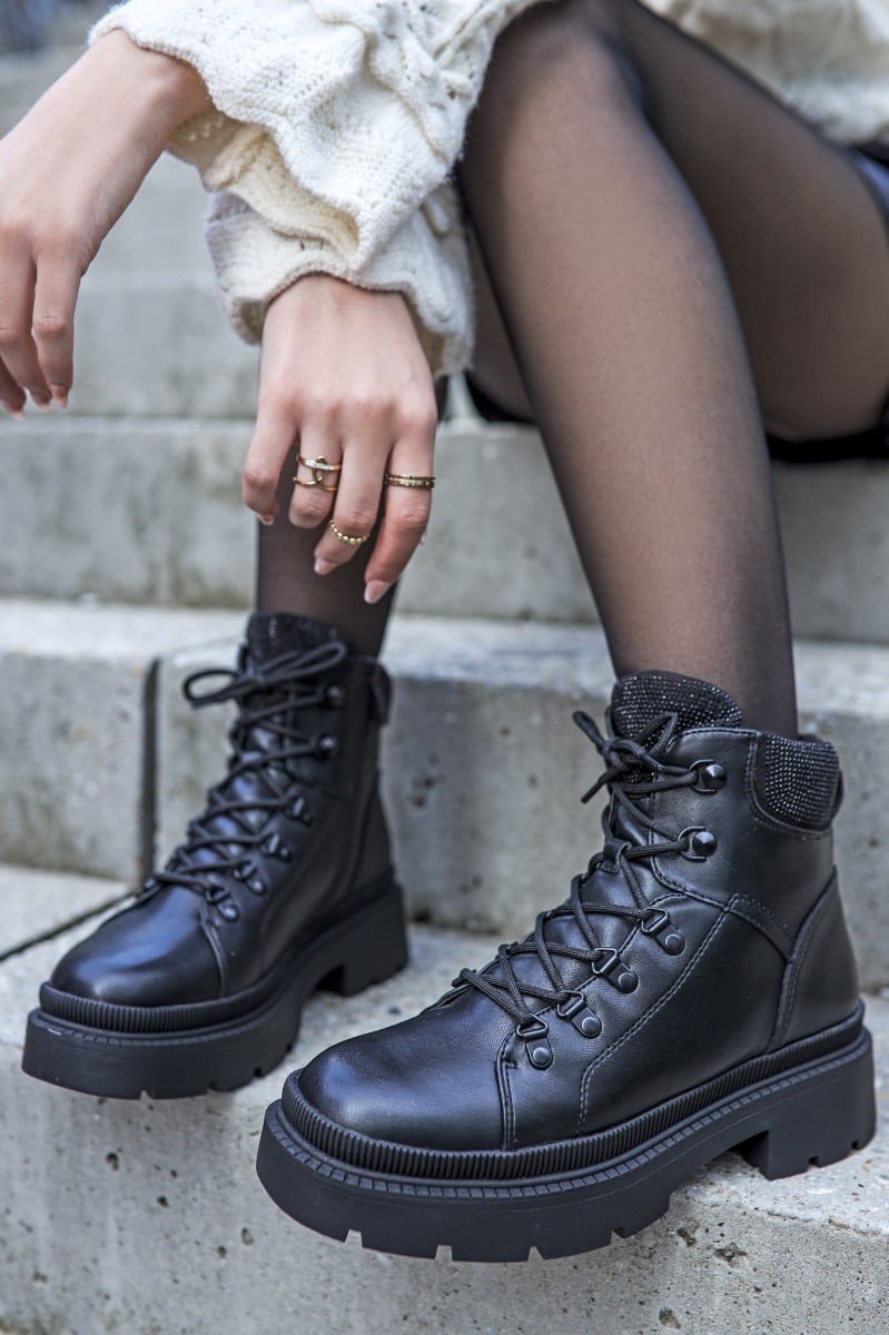Černé šněrovací kotníkové boty 1-26819