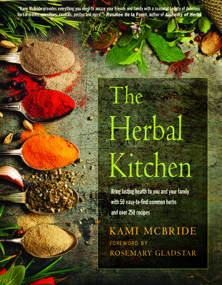 The Herbal Kitchen: Bring Lasting Health to You and Your Family with 50 Easy-To-Find Common Herbs and Over 250 Recipes (McBride Kami)(Paperback)
