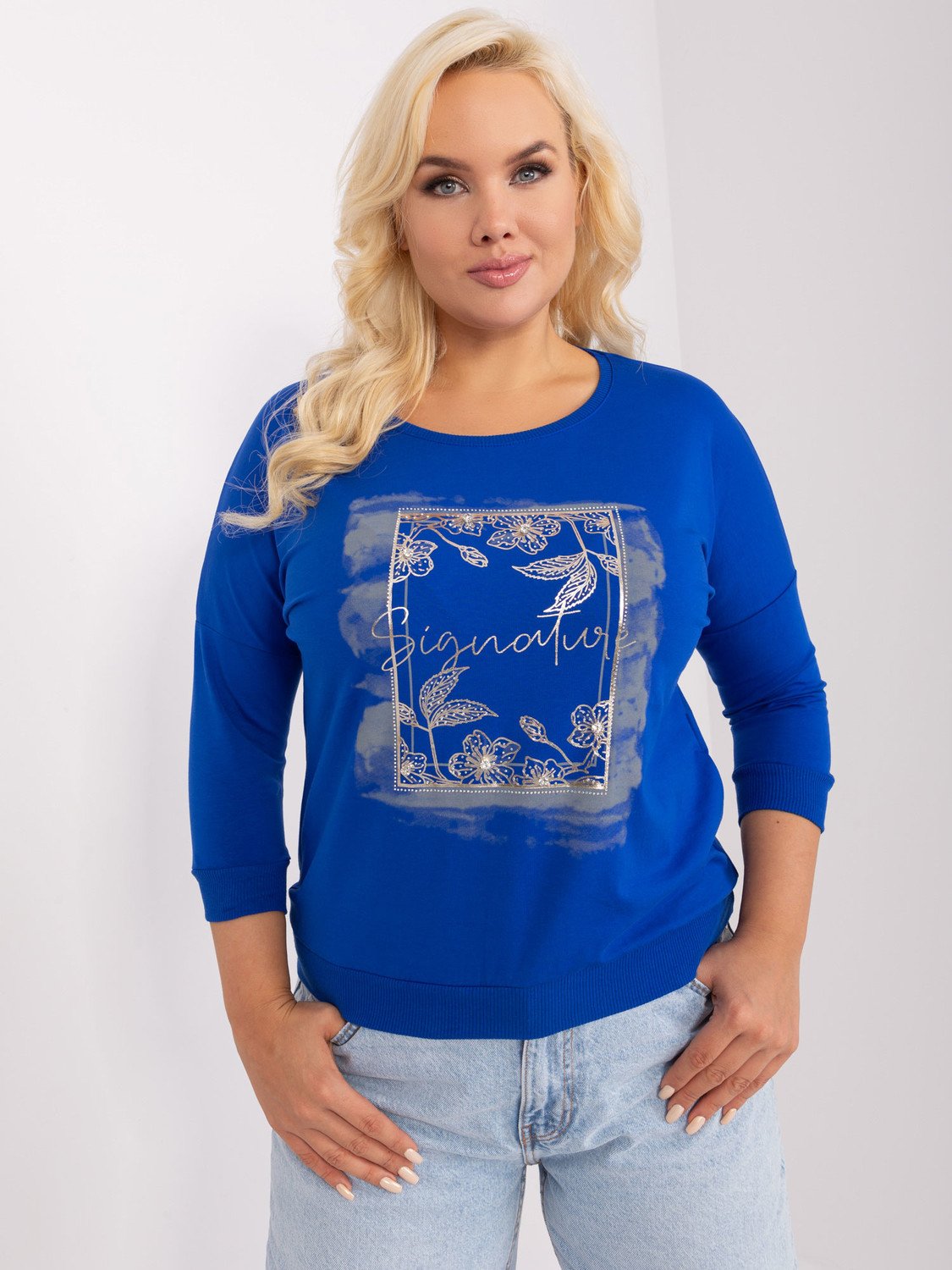 Kobaltově modrá halenka větší velikosti s manžetami