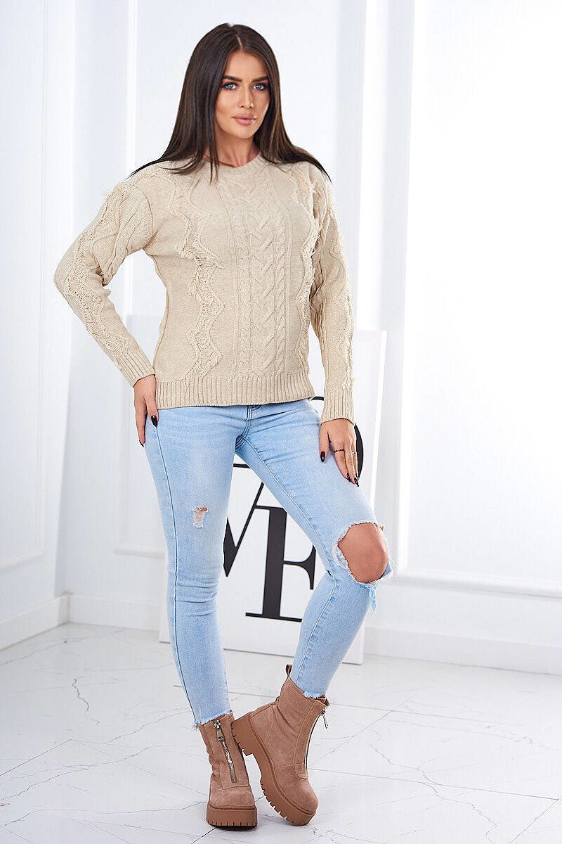 Svetr s béžovou vazbou copánků