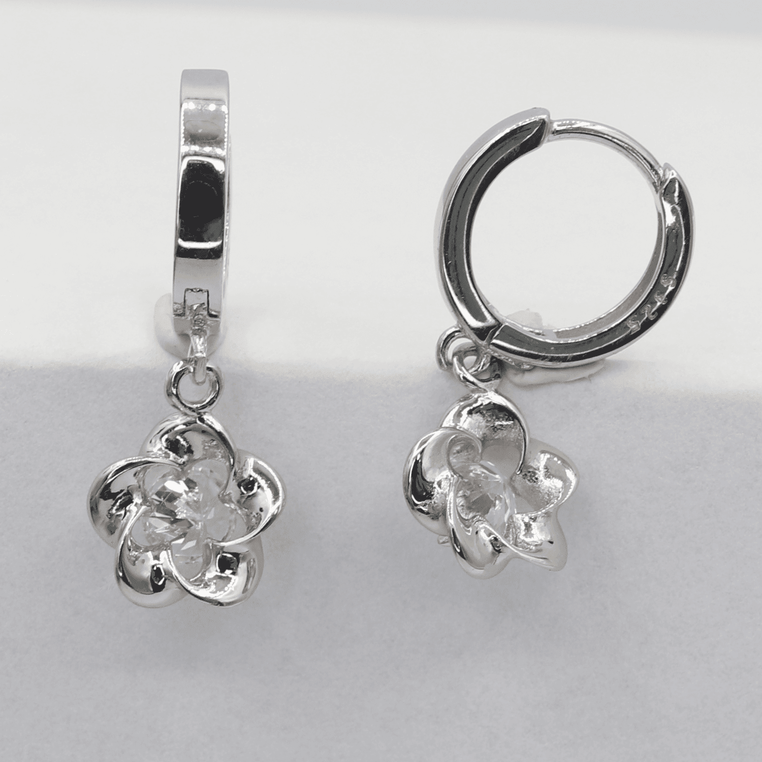 Stříbrné náušnice 105059