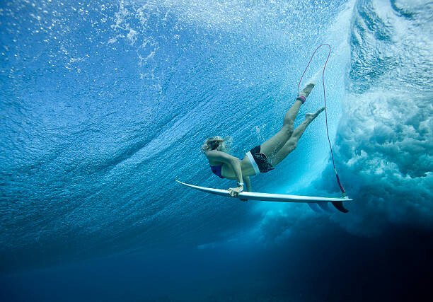 Justin Lewis Umělecká fotografie Female Pro surfer at Cloud Break Fiji, Justin Lewis, (40 x 26.7 cm)