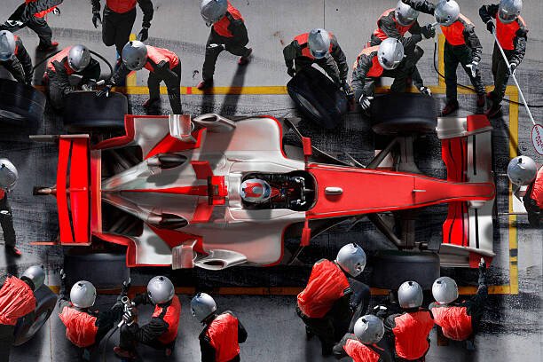 Jon Feingersh Umělecká fotografie F1 pit crew working on F1 car., Jon Feingersh, (40 x 26.7 cm)