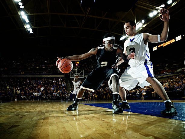 Thomas Barwick Umělecká fotografie Basketball player being guarded by defender, Thomas Barwick, (40 x 30 cm)