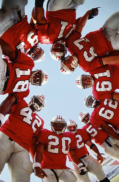 Getty Images Umělecká fotografie Football team in huddle, low angle view, Getty Images, (26.7 x 40 cm)