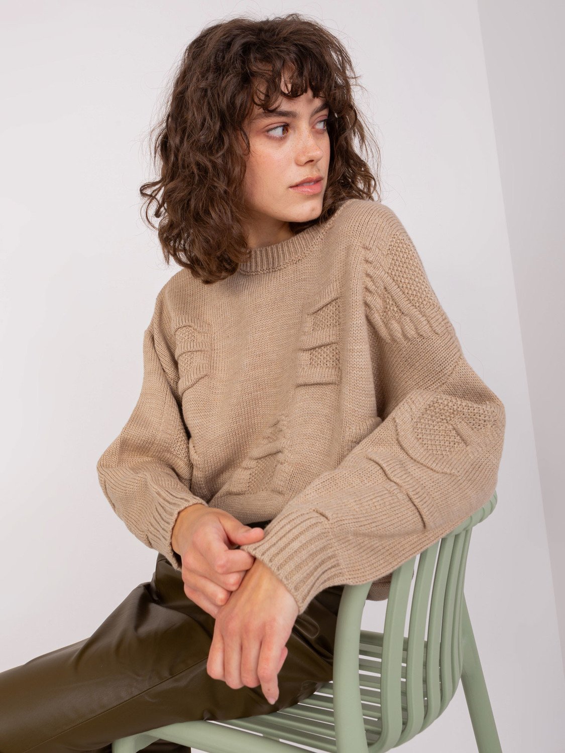 Tmavě béžový dámský svetr s manžetami
