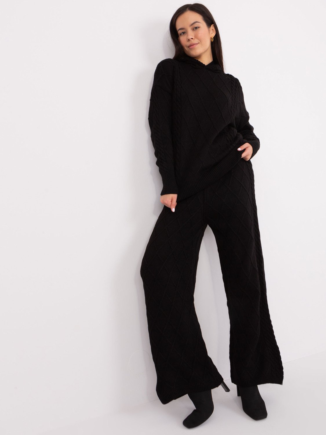 Černý pletený komplet se svetrem s kapucí