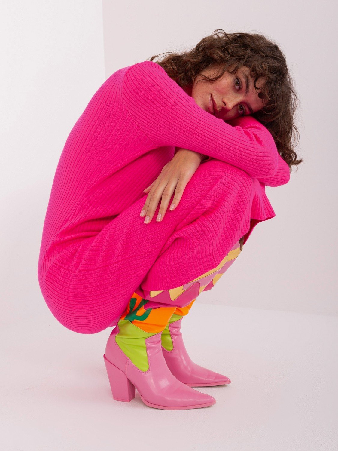 Fuchsiové vypasované pletené šaty