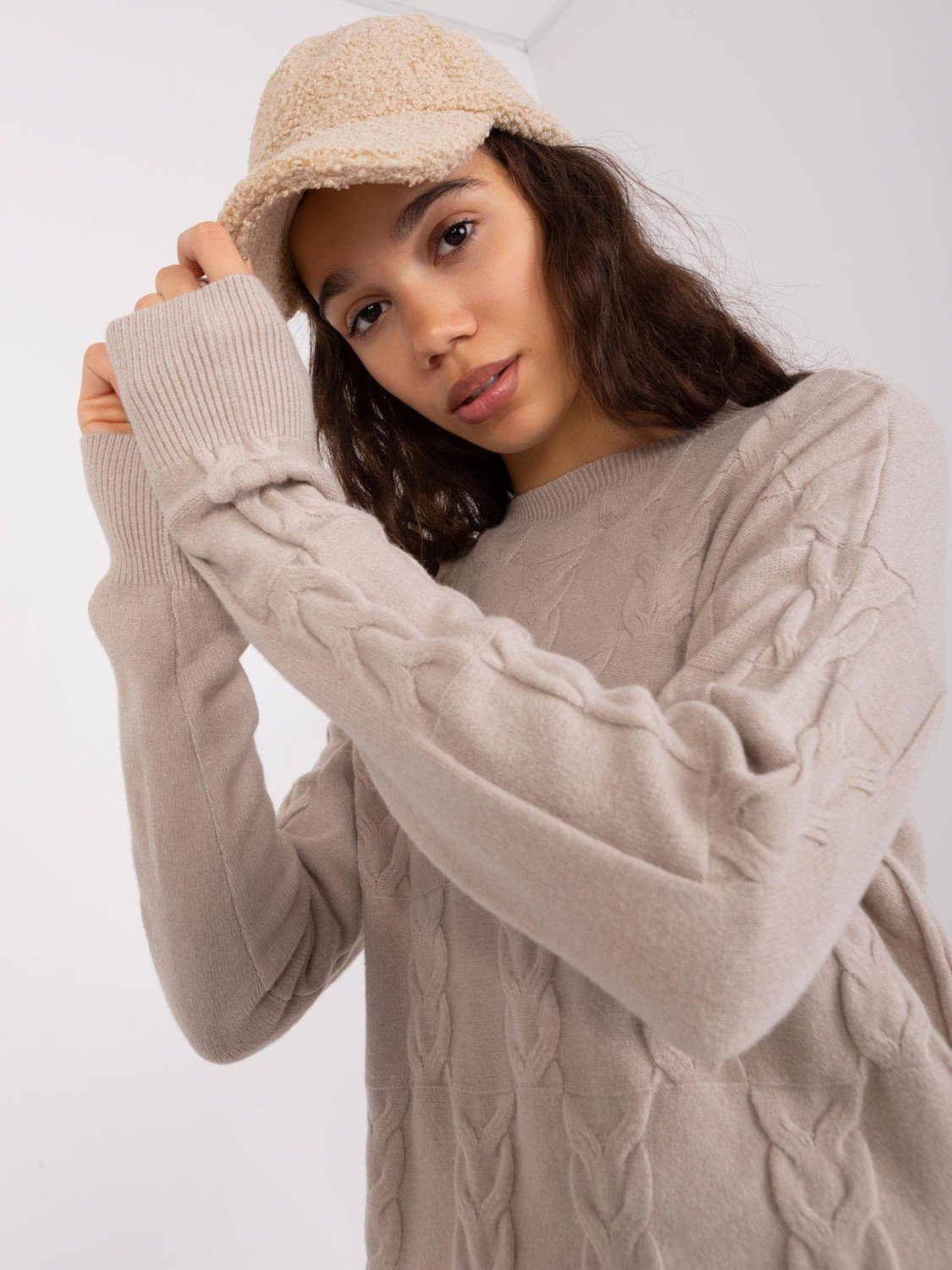 Béžový svetr s copánky a návleky