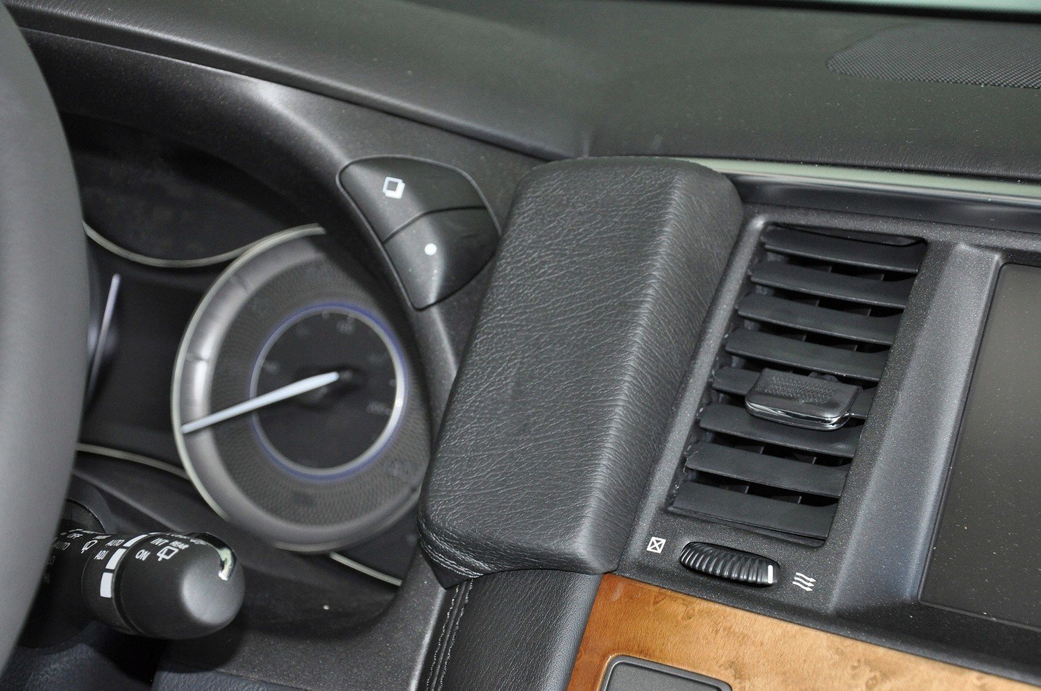 Konzole Kuda na telefon pro Nissan Patrol od 2010