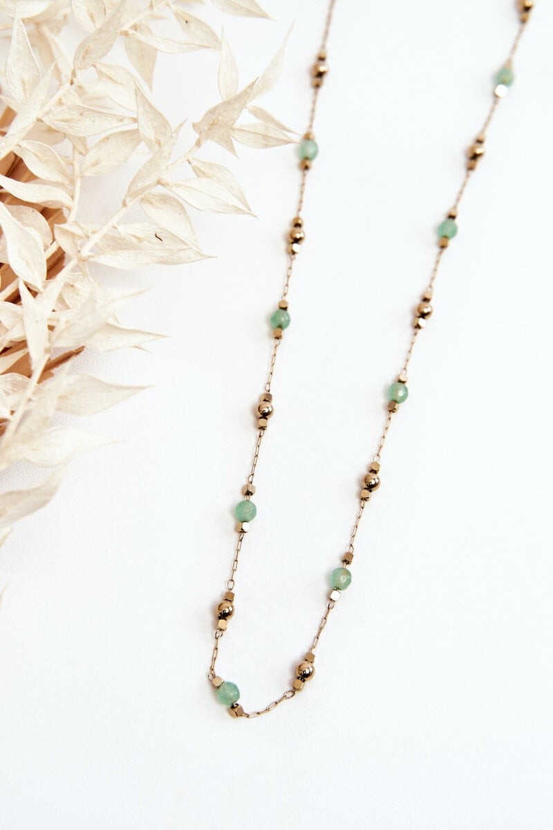Dámský náhrdelník s korálky zeleného zlata