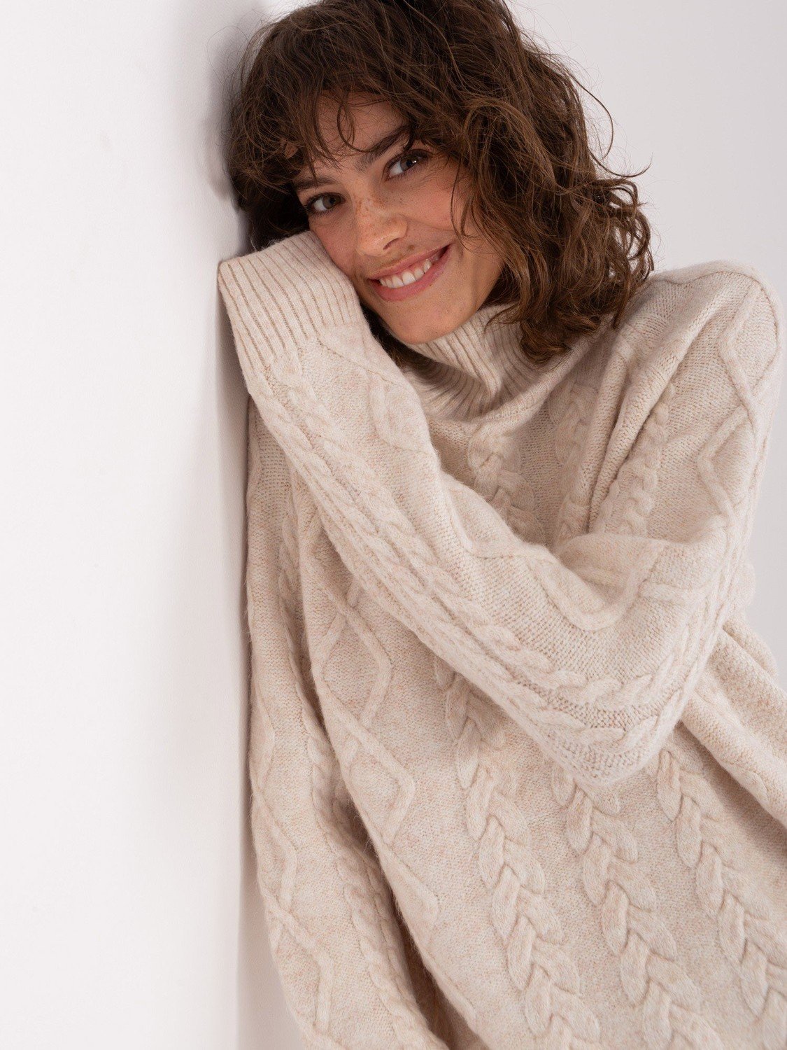 Ecru dámský svetr s kabely a rolákem