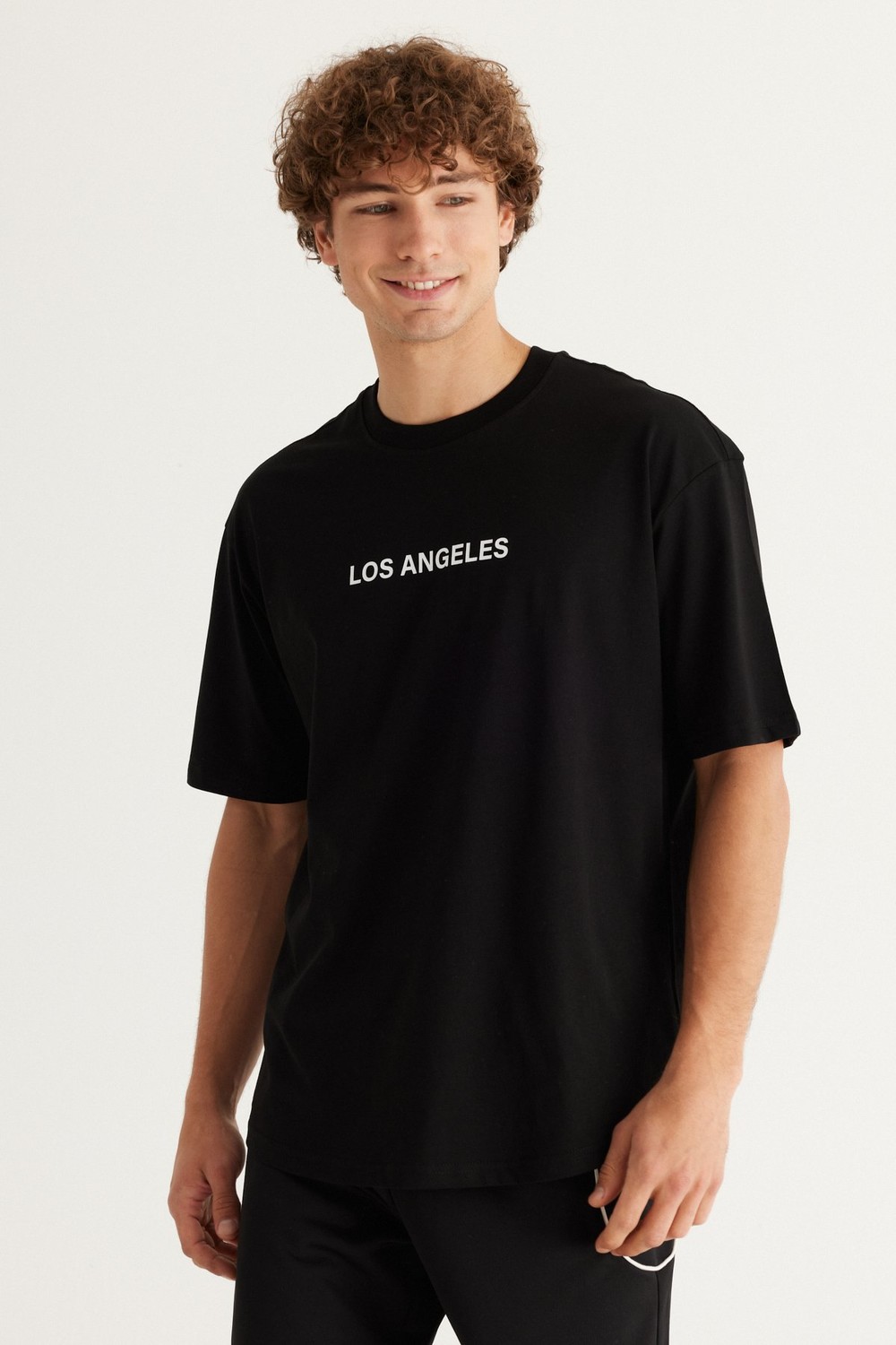 AC&Co / Altınyıldız Classics Men's Black Long Fit 100% Cotton Oval Cut Crew Neck Los Angeles Printed Short Sleeved T-Shirt.