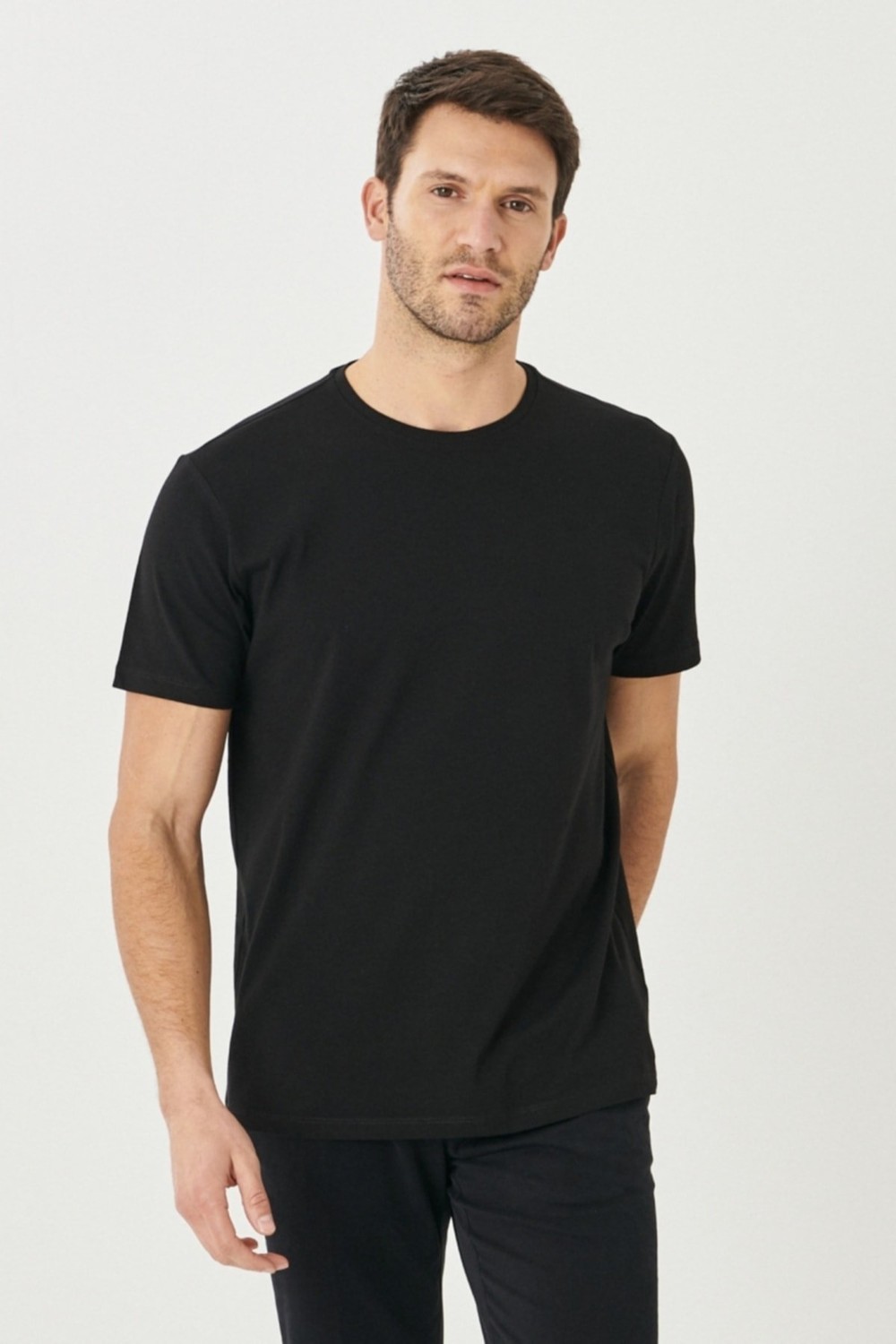 ALTINYILDIZ CLASSICS Men's Black 360-Degree Flexibility in All Directions, Slim Fit Slim Fit Crewneck T-Shirt.