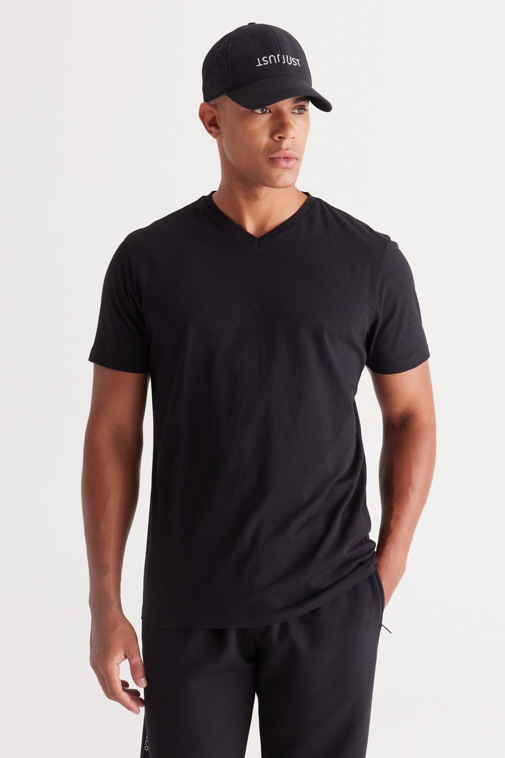 AC&Co / Altınyıldız Classics Men's Black 100% Cotton Slim Fit Slim Fit V-Neck Short Sleeved T-Shirt.