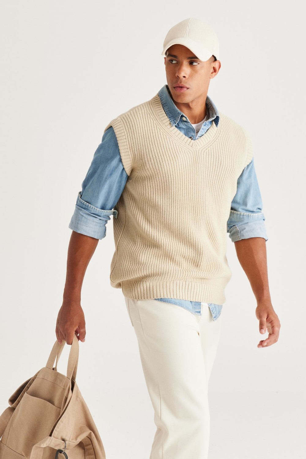 AC&Co / Altınyıldız Classics Men's Beige Standard Fit Normal Cut V Neck Knitwear Sweater.