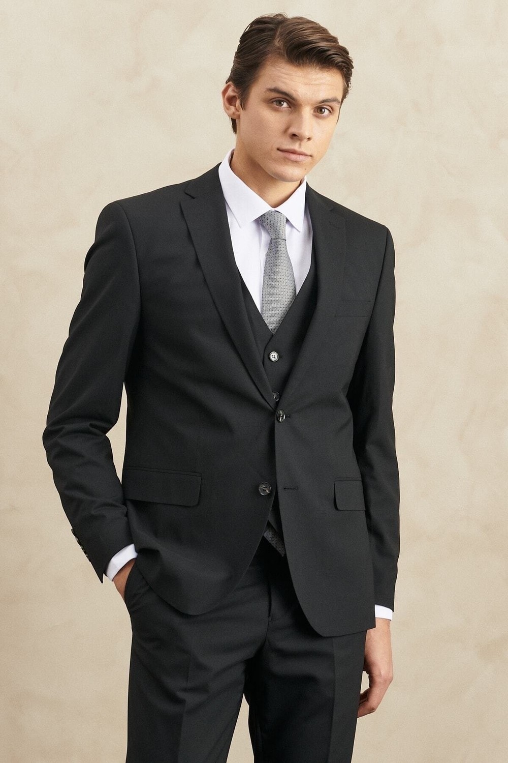 ALTINYILDIZ CLASSICS Men's Black Slim Fit Slim Fit Monocollar Nano Suit With Woolen Vest, which is water and stain resistant.