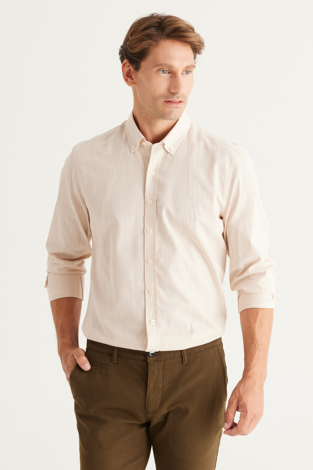 AC&Co / Altınyıldız Classics Men's Beige Tailored Slim Fit Slim-fit Oxford Buttoned Collar Linen-Looking 100% Cotton Flared Shirt.