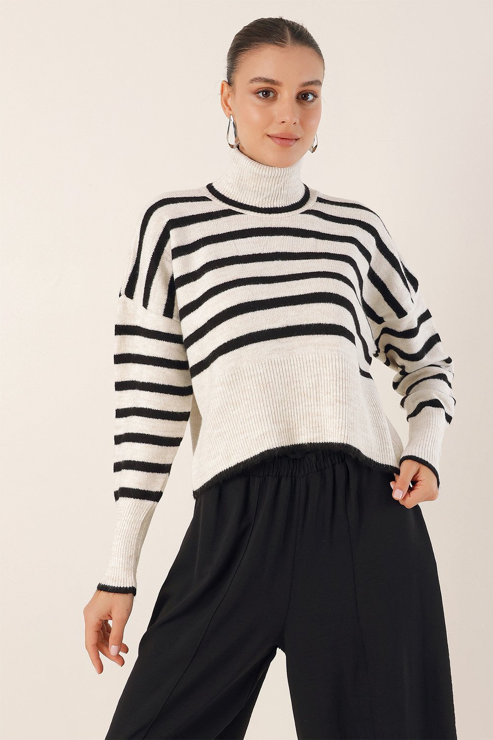 Bigdart Ecru Oversize Turtleneck Crop Sweater