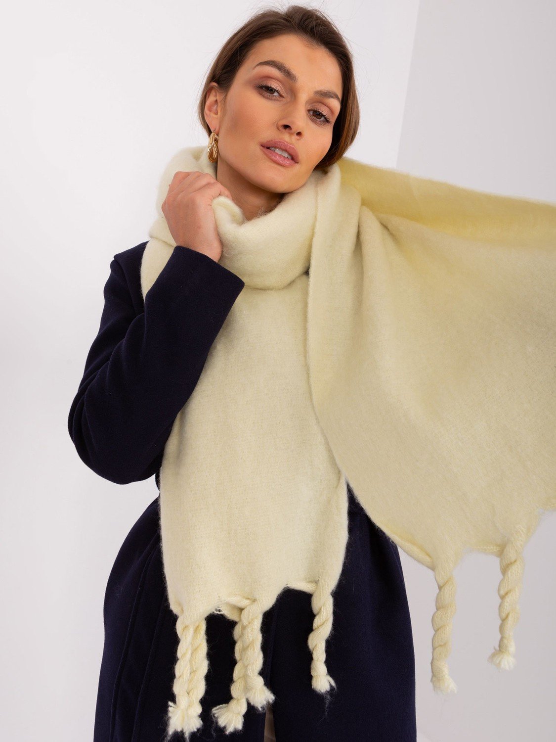 Světle žlutý hladký šátek s třásněmi