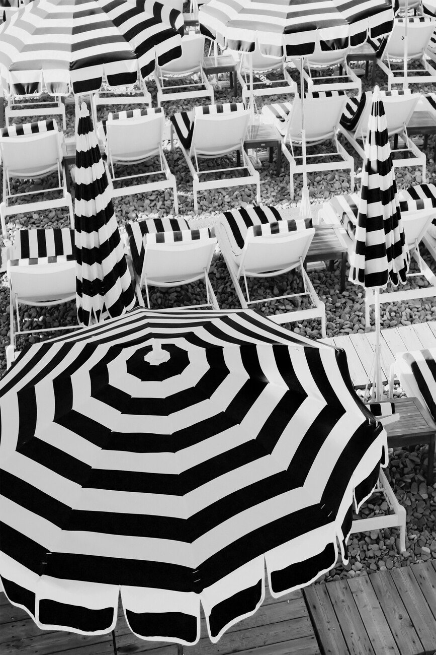 Grace Digital Art Umělecká fotografie Black and White Beach Umbrellas, Grace Digital Art, (26.7 x 40 cm)